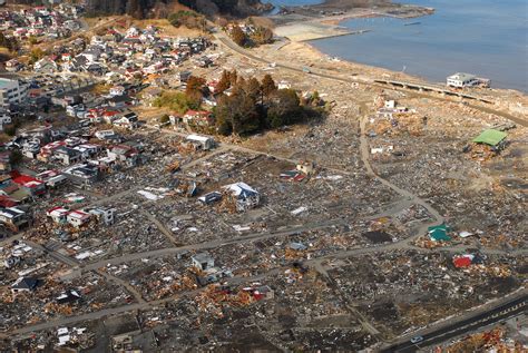 2011 Tohoku 지진 해일 이후의 일본 사회와 후쿠이 히로시