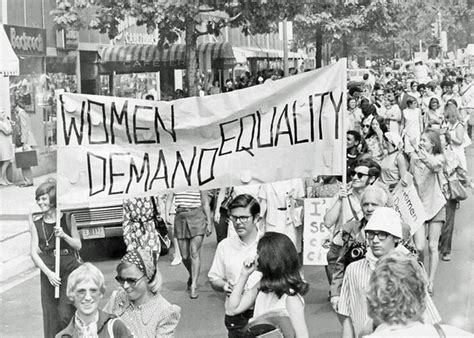  2017 Women's March: 미국 여성들의 권리와 평등을 향한 거대한 발걸음 그리고 그 이후의 사회 변화